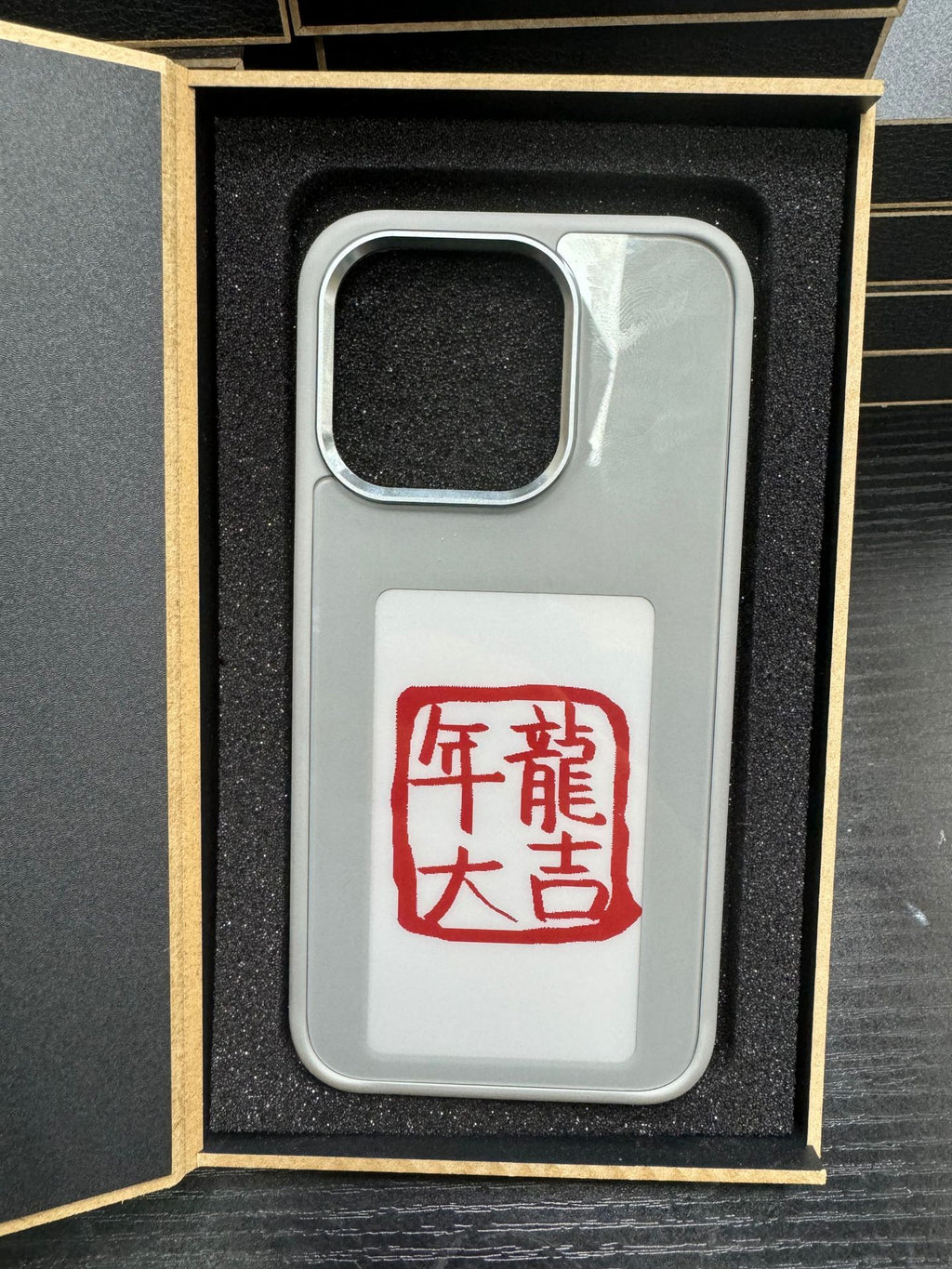 Custodia iPhone con Schermo E-Ink Personalizzabile – Cover di Design Unica