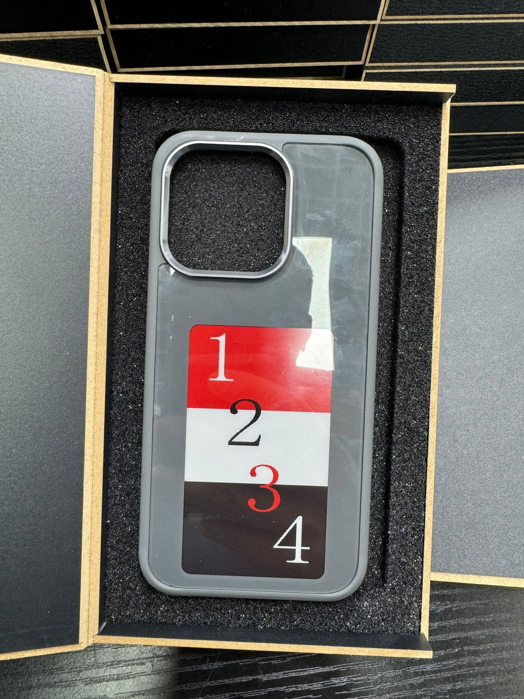 Custodia iPhone con Schermo E-Ink Personalizzabile – Cover di Design Unica